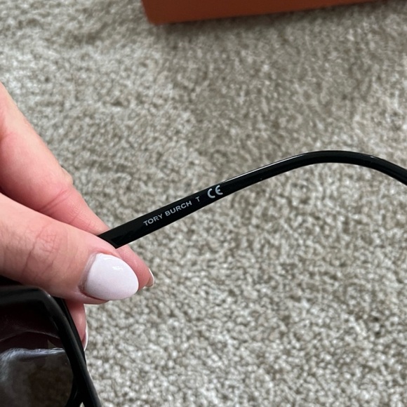 Tory Burch Black Sunnis Sunglasses with Orange Case included - Picture 7 of 11